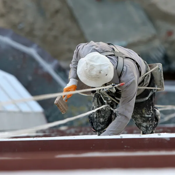 Industrial mountaineering worker (painter) — Stock Photo, Image