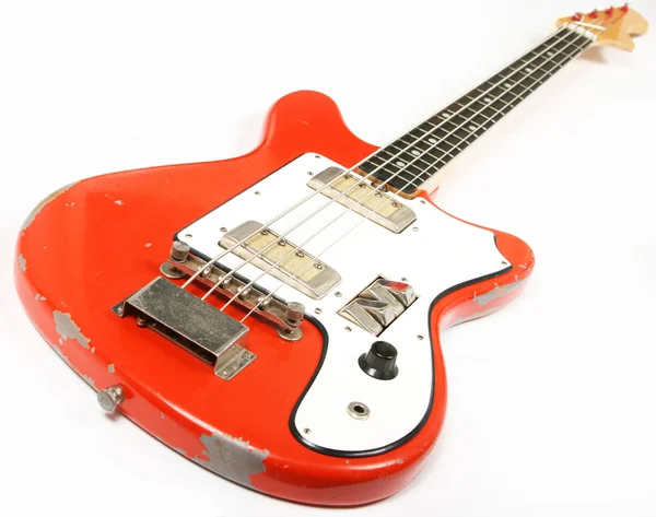 Guitarra baixo vintage isolado no fundo branco — Fotografia de Stock