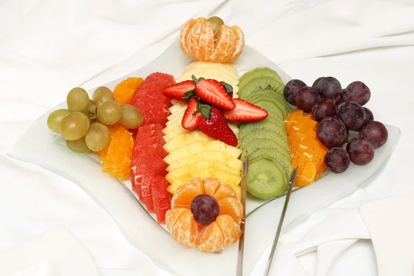 Mesa de frutas frescas servidas — Fotografia de Stock