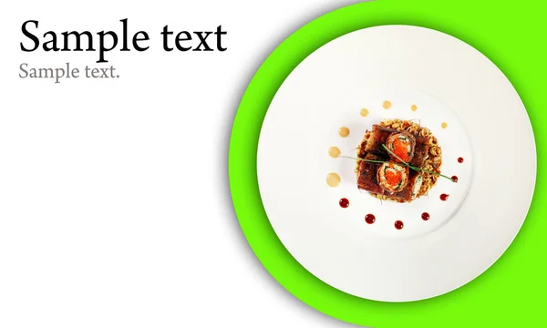 Маки суши с масаго на белой тарелке — стоковое фото