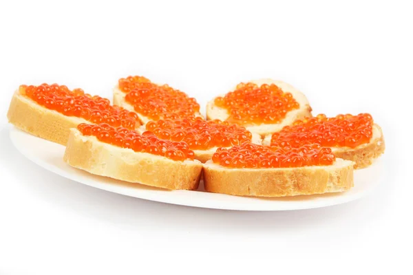 Červený kaviár sendviče na bílé plotně — Stock fotografie