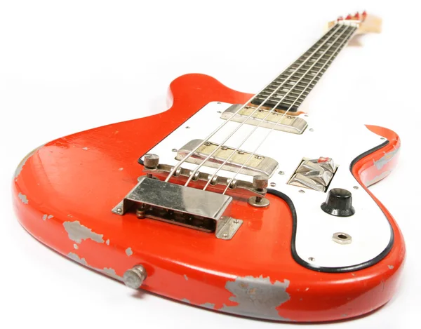 Red vintage baixo guitarra isolada no fundo branco — Fotografia de Stock