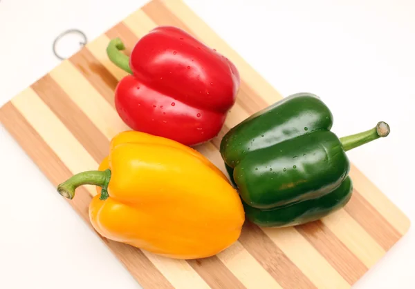 Três pimentas suculentas na cor vermelha, amarela e verde — Fotografia de Stock