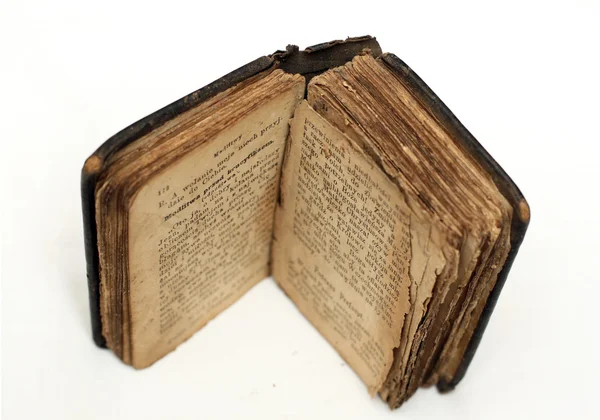 Beyaz arkaplanda eski İncil izole edilmiş — Stok fotoğraf