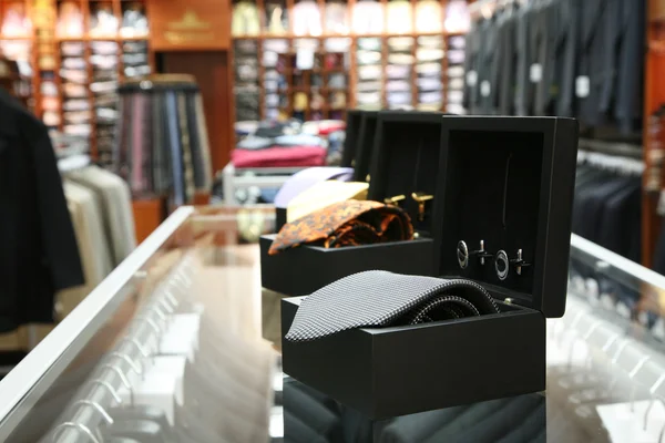 Mężczyzna szyi więzi w nowoczesny sklep odzieżowy — Zdjęcie stockowe