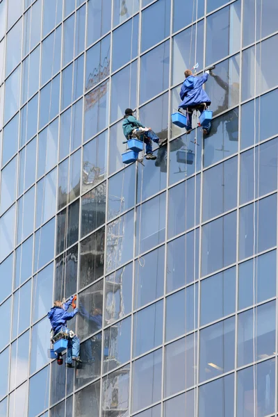 Three window washers on highrise office building — Stock Photo, Image