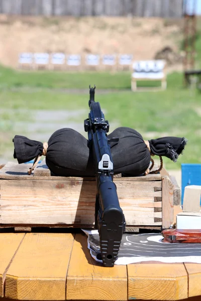 Современная израильская пушка на стрельбище — стоковое фото