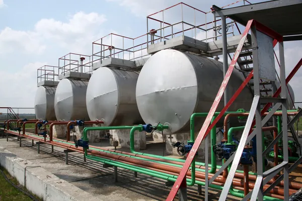 Fat av gas i raffinaderiet anläggning — Stockfoto
