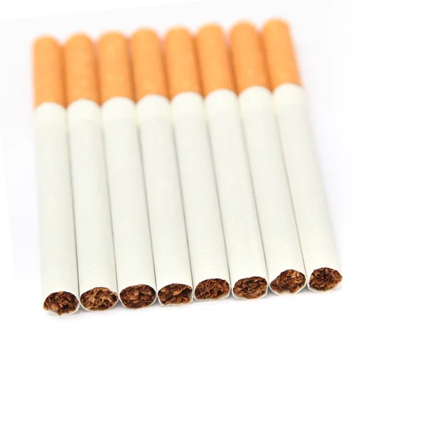 Τσιγάρα που απομονώνονται σε λευκό φόντο — Φωτογραφία Αρχείου