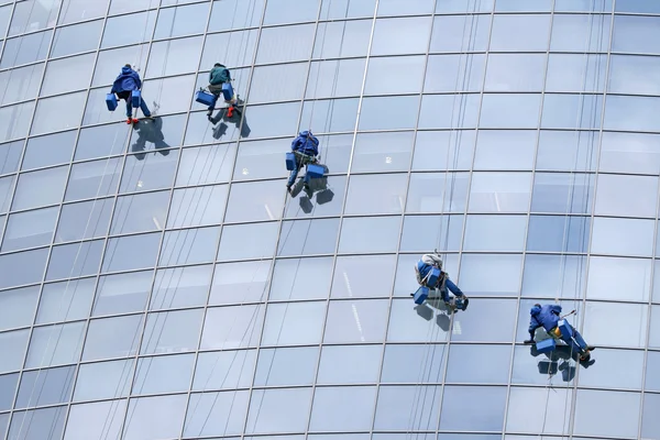 Cinco limpadores de janelas — Fotografia de Stock