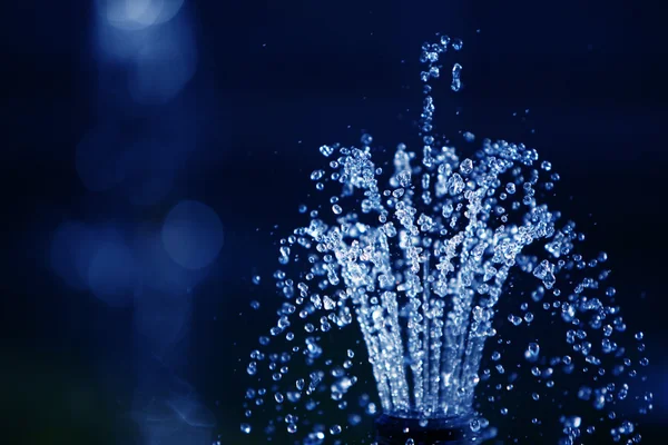 Gotas de água no fundo azul escuro — Fotografia de Stock