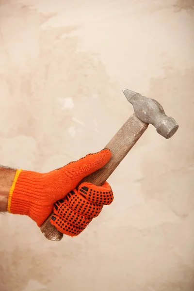 Hand met hamer — Stockfoto