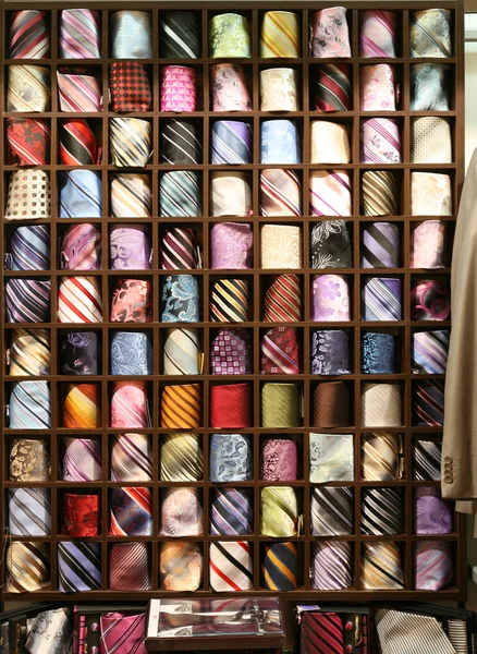 Мужские галстуки для шеи в современном магазине одежды — стоковое фото