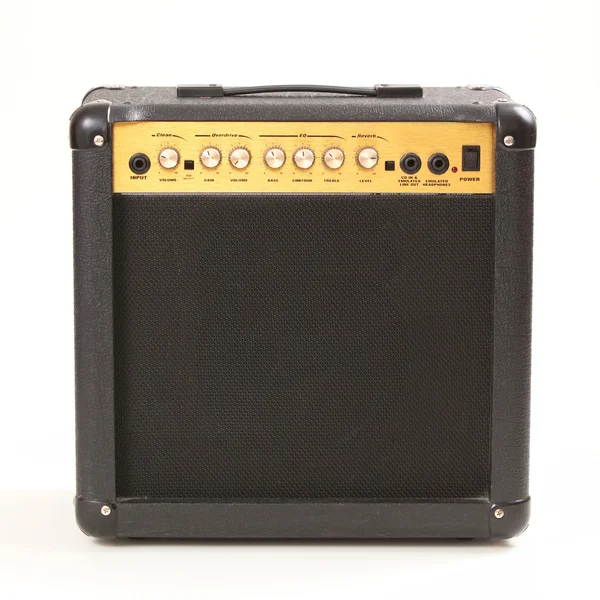 Amplificador de guitarra isolado no fundo branco — Fotografia de Stock