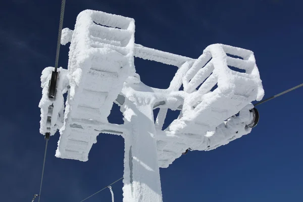 被冰覆盖的滑雪缆车的建设 — 图库照片