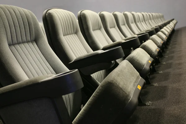 Assentos vazios seguidos (cinema, teatro, conferência, concerto ) — Fotografia de Stock