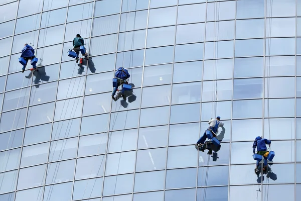 Trabalhadores lavando janelas no prédio de escritórios — Fotografia de Stock