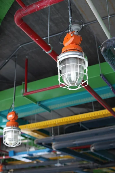 Промышленные лампы и система кондиционирования воздуха — стоковое фото