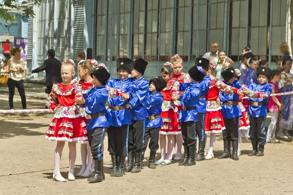 Dziecięcy zespół folklorystyczny. — Zdjęcie stockowe