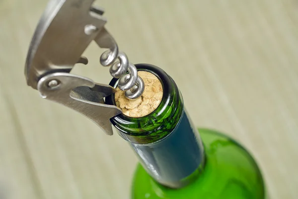 Abrir uma garrafa de vinho — Fotografia de Stock