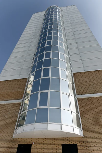 Residentieel gebouw tegen de blauwe lucht — Stockfoto
