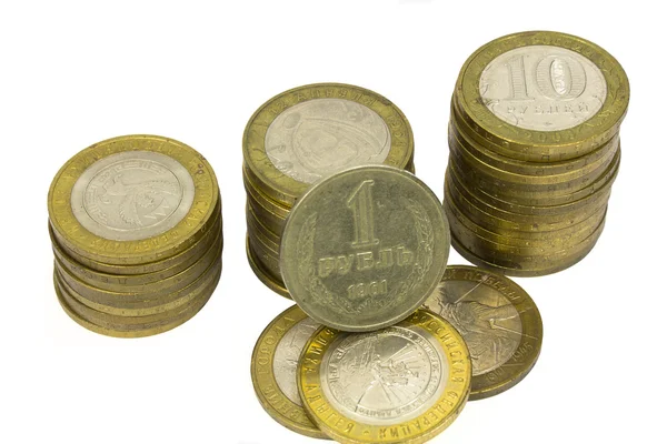 Russische und sowjetische Münzen auf weißem Hintergrund. — Stockfoto
