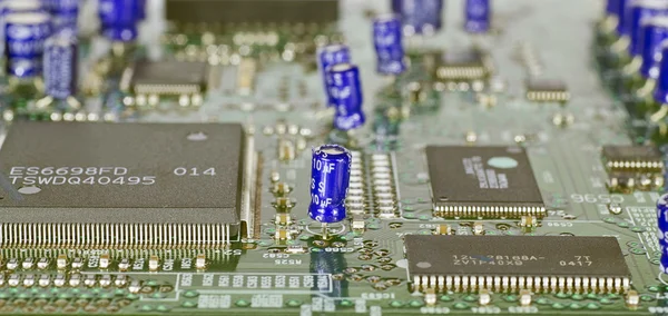 Computermainboard mit vielen elektronischen Komponenten — Stockfoto