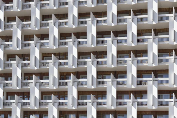 A fachada de um edifício de vários andares . — Fotografia de Stock