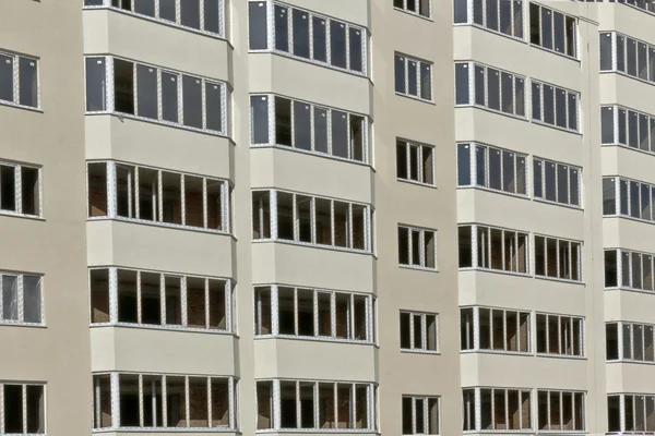 De gevel van een residentieel gebouw van meerdere verdiepingen. — Stockfoto