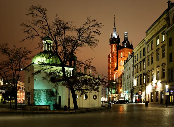 在克拉科夫，波兰市场广场的夜景 — 图库照片