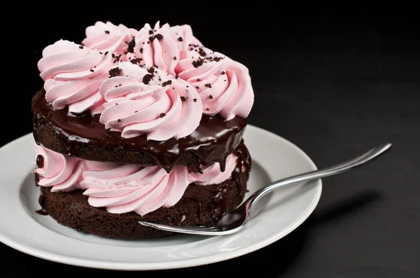 Çikolata torte pasta çilekli buzlu — Stok fotoğraf