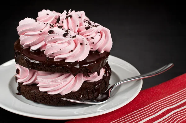 Bolo de torta de chocolate gelado de morango — Fotografia de Stock