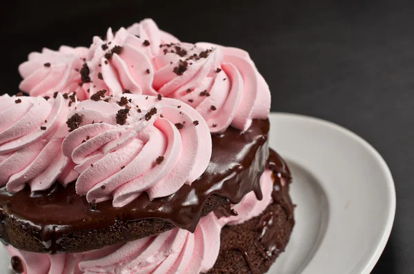 Çikolata torte pasta çilekli buzlu — Stok fotoğraf