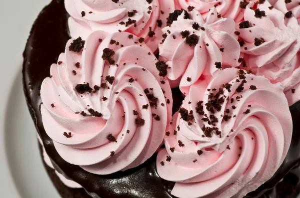 Bolo de torta de chocolate gelado de morango Closeup — Fotografia de Stock