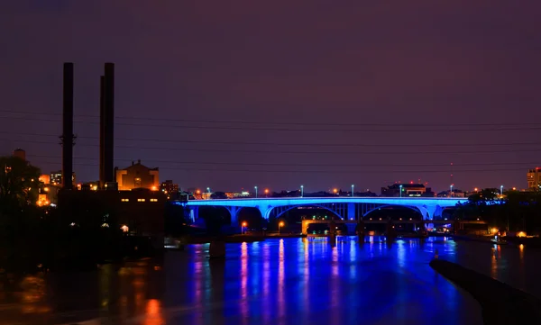 35W мост ночью — стоковое фото