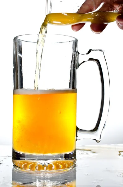 Χύνει μπύρα — Φωτογραφία Αρχείου