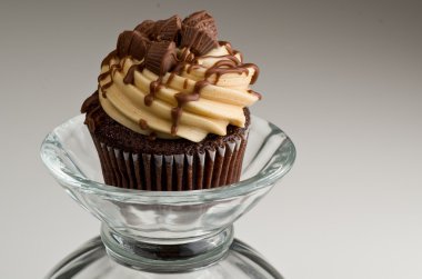Fıstık ezmesi cupcake bardak üzerinde