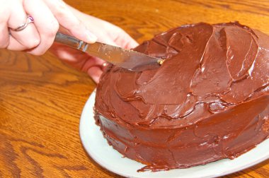 Çikolatalı pasta kesme