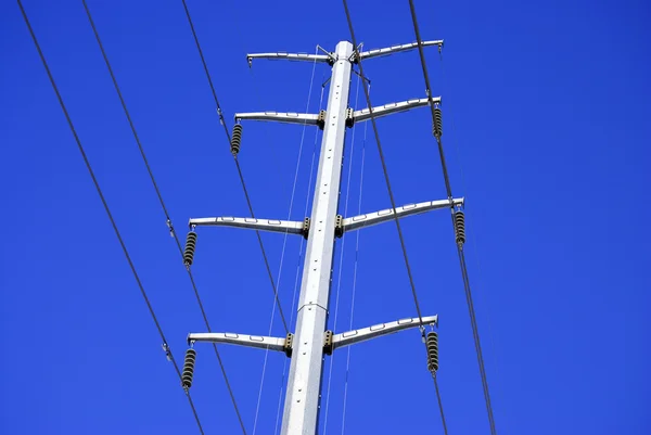 Лінія електропередач біля річки Мінісота — стокове фото