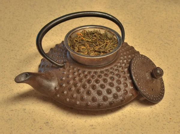 Teekanne mit grünem Tee — Stockfoto