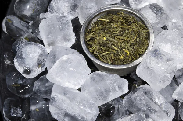Grüner Tee mit Eiswürfeln — Stockfoto