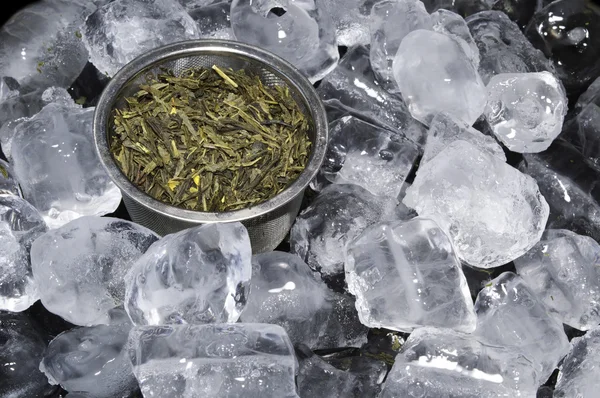 Grüner Tee mit Eiswürfeln — Stockfoto