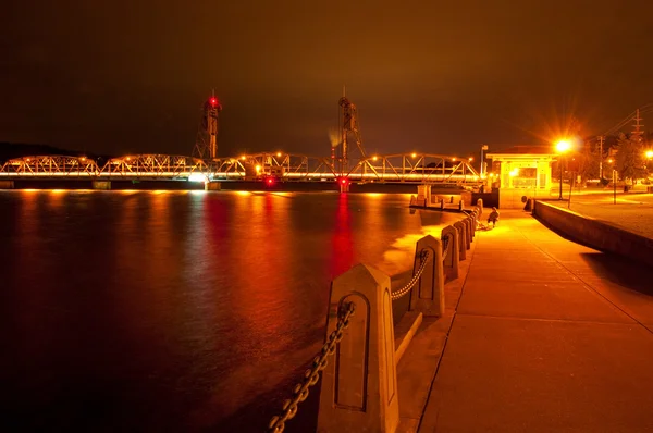 夜间 liftbridge — 图库照片