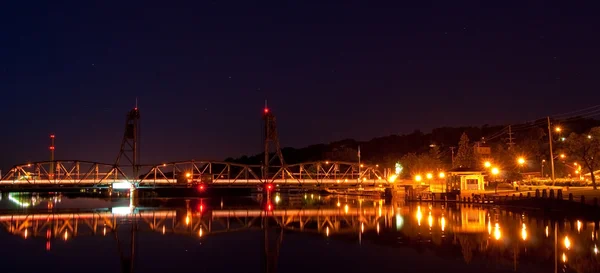 Puente de elevación en la noche — Foto de Stock