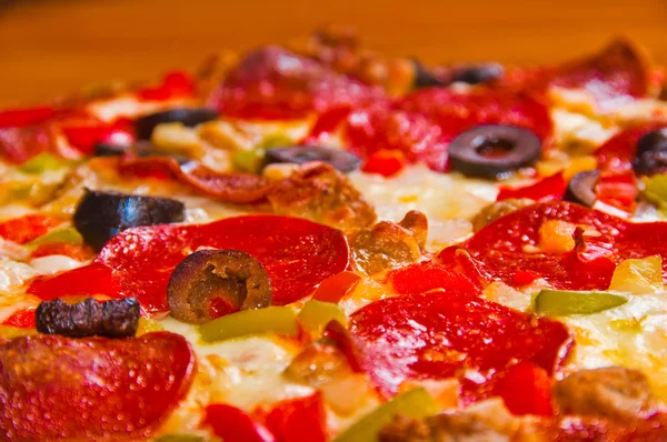 Pizza mit Belag — Stockfoto