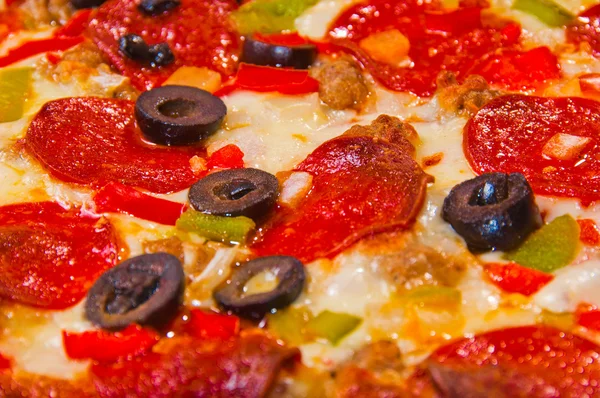 Pizza mit Belag — Stockfoto