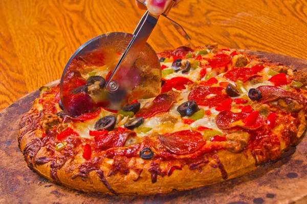 Pizza mit Belag in Scheiben geschnitten — Stockfoto