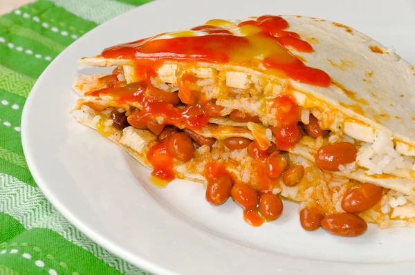 Quesadillas κοτόπουλο με σάλτσα — Φωτογραφία Αρχείου