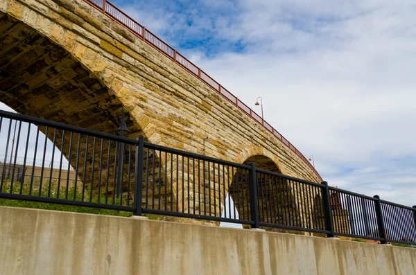 Каменный арочный мост — стоковое фото