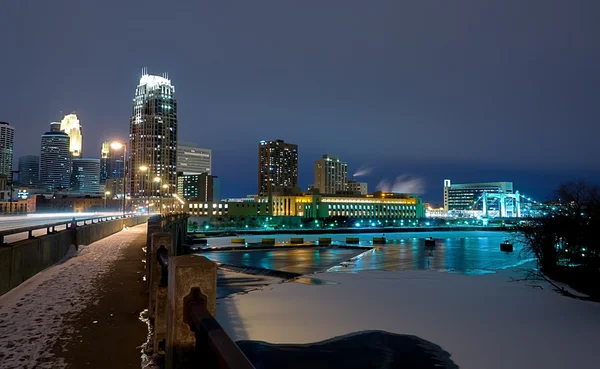Minneapolis Minnesota bei Nacht — Stockfoto